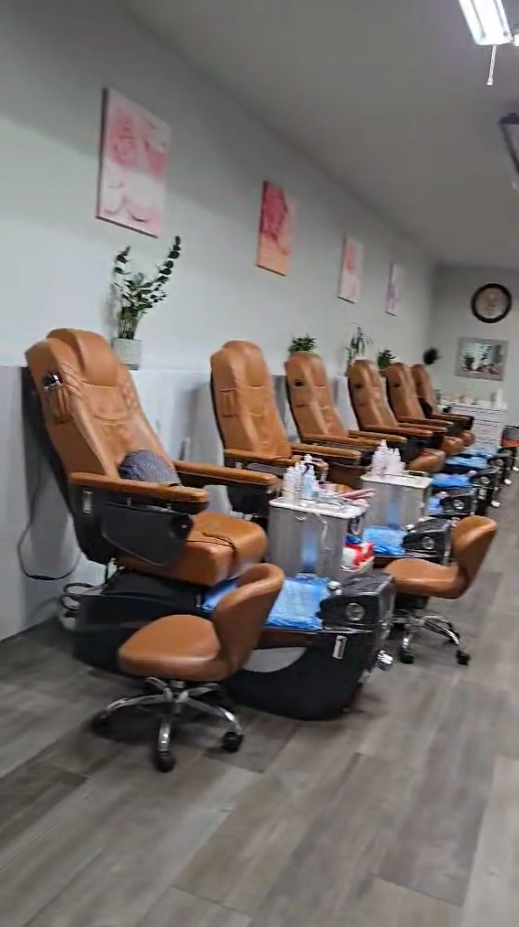 Lisa Nails Spa & Lashes nail photo 8